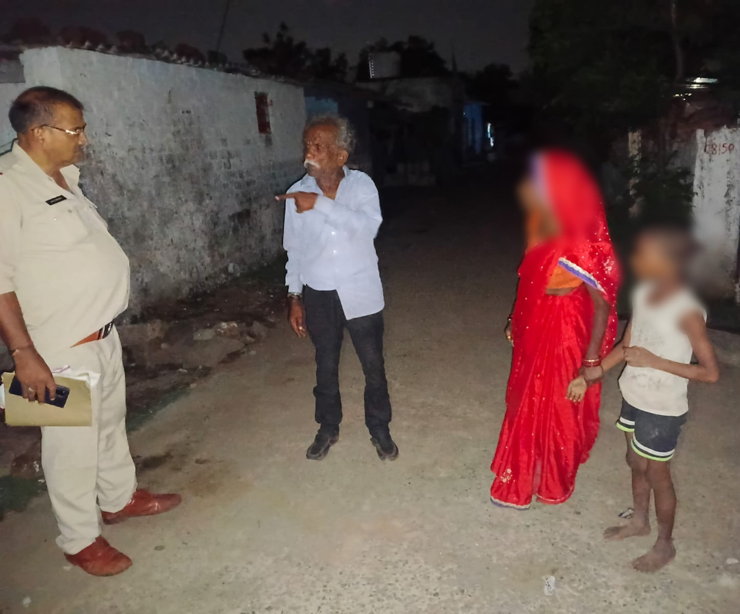 भोपाल के थाना बिलखिरिया क्षेत्र में मध्यरात्रि में घर की राह भटका 05 वर्षीय बालक, डायल-112 जवानों ने परिजन से मिलाया।